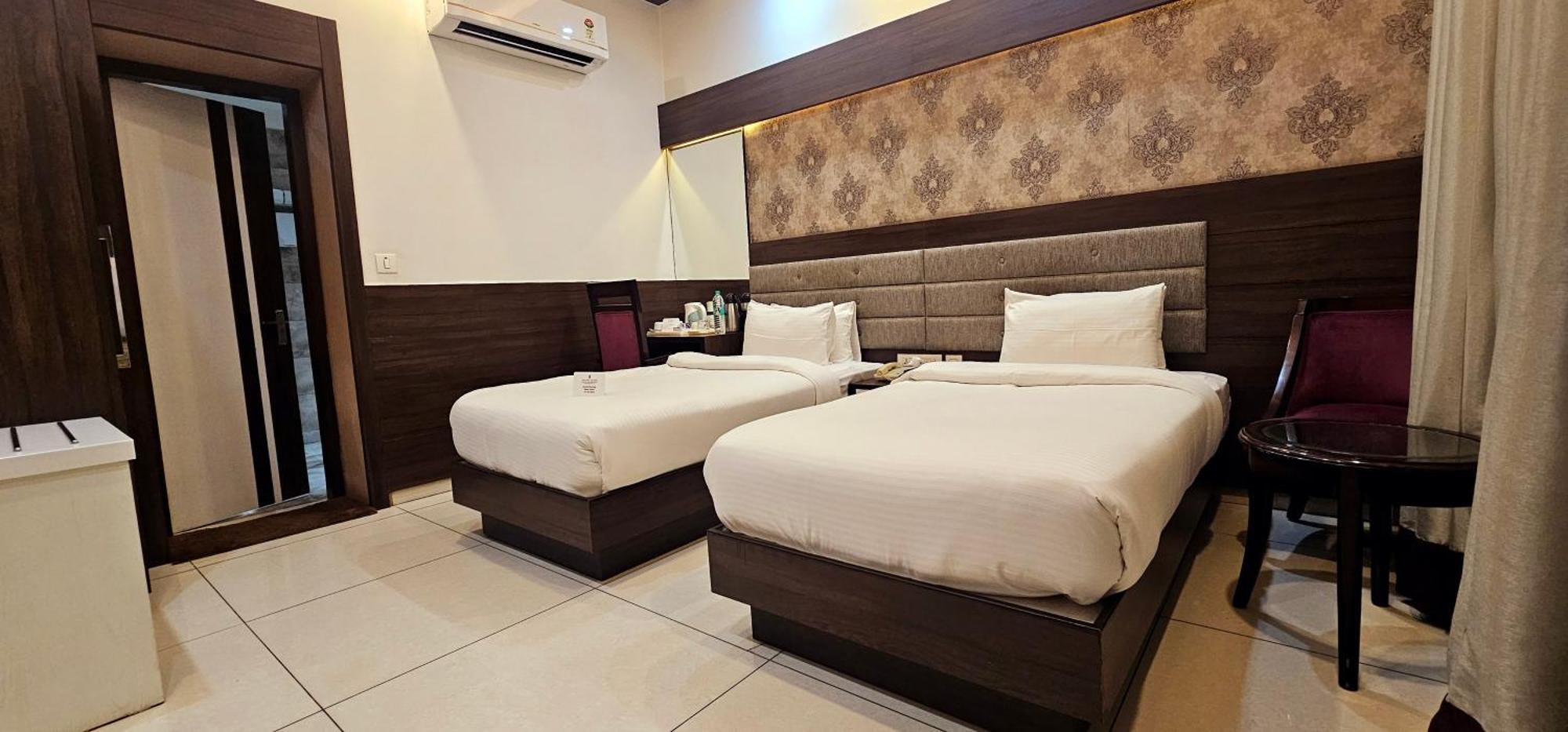 Jhansi Hotel Exterior photo